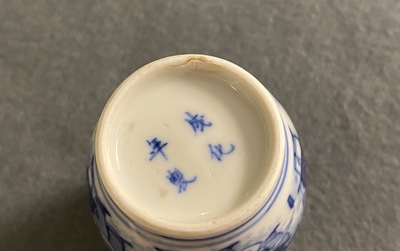 Een Chinese blauw-witte snuiffles, Chenghua merk, Yongzheng